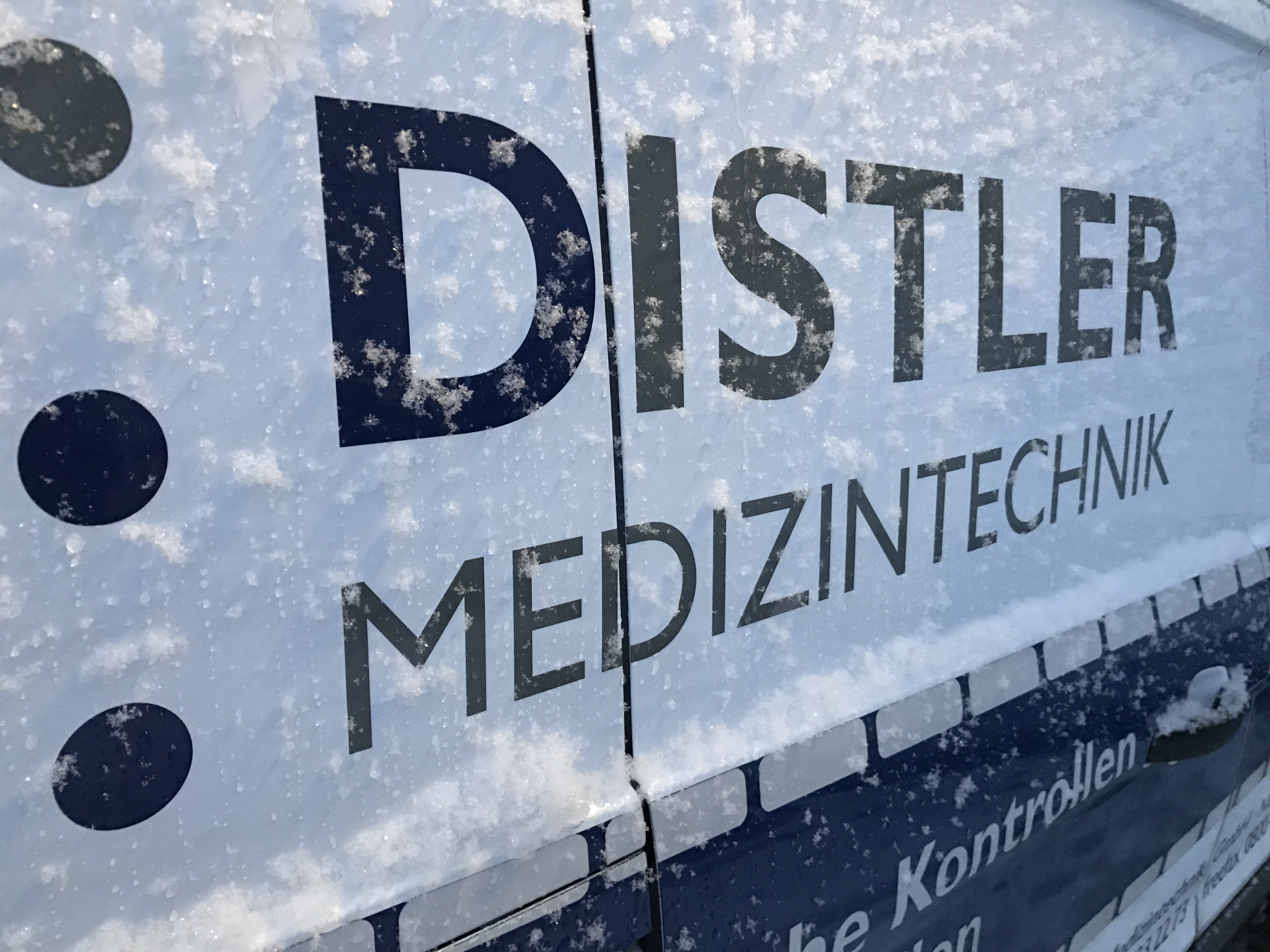 Logo von Distler Medizintechnik auf Auto