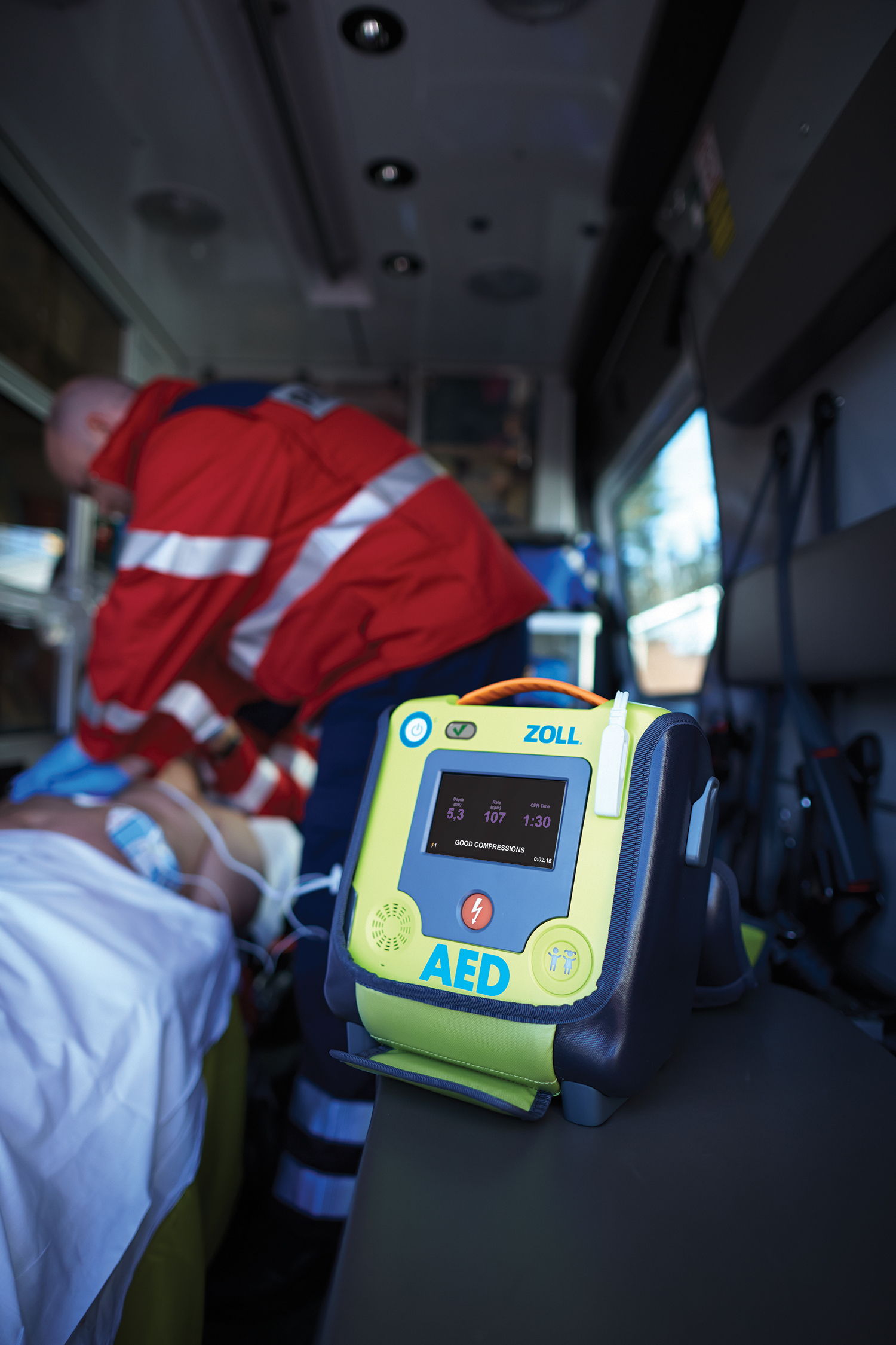 Rettungssanitäter mit Zoll AED 3 Defibrillator 